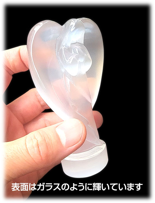 表面はガラスのように輝いています